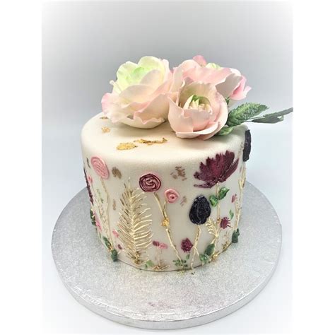 Valdoviškas keturių mėsų tortas su gėlių ornamentais