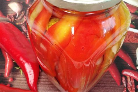 Fermentuotos aitriosios paprikos stiklainyje