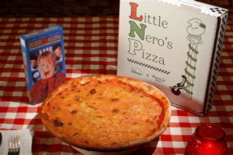 Kevinas valgo picą iš „Little Nero's Pizza“