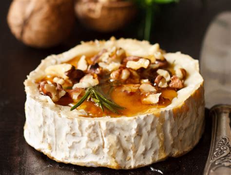 Keptas pelėsinis sūris su medumi ir riešutais