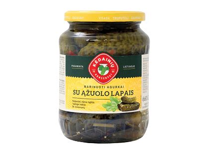 Buteliukas klevų sirupo su šviežiais klevo lapais