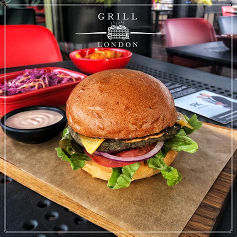 Vegetariškas burgeris su raudonaisiais ryžiais ir burokėliais