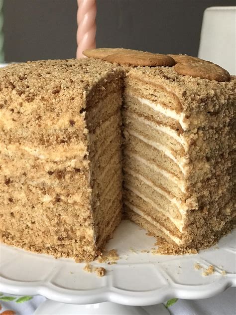Sluoksniuotas medaus tortas su grietinės kremu