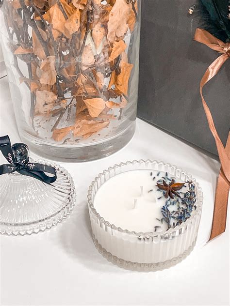 Rankų darbo Durance žvakė su gėlių ir medienos motyvais