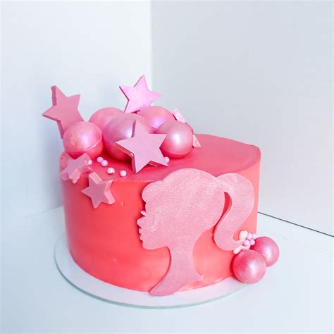 Barbie tortas su cukrinės masės gėlėmis