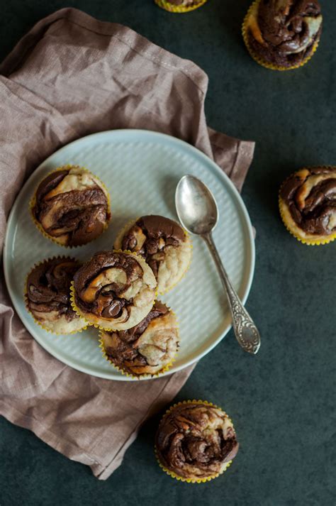Šviežiai iškepti keksiukai su Nutella užpilu
