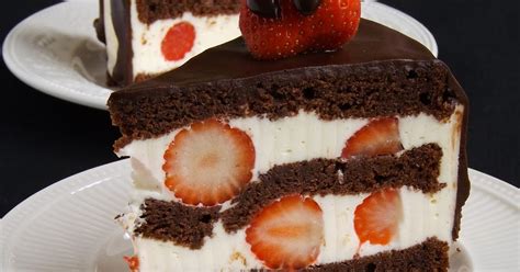 Klasikinis šokoladinis tortas, papuoštas šviežiomis braškėmis ir uogomis