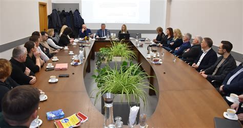 Meras bendraujantis su verslininkais verslo pusryčių metu