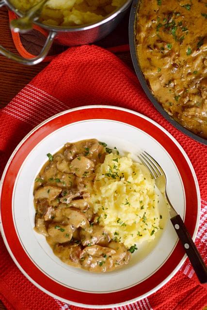 Vengriškas šernienos troškinys su grybais