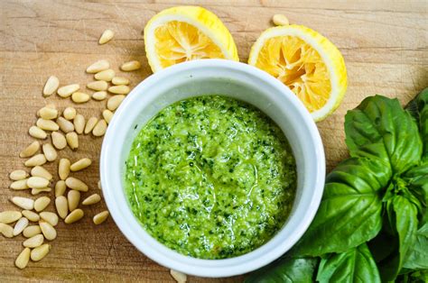 Šviežias ir ryškiai žalias pesto padažas
