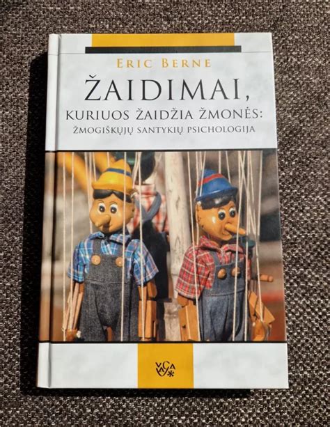 Žmonės žaidžia žaidimus su dovanomis