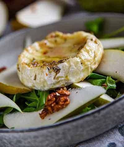 Karšti sumuštiniai su Camembert, kriaušėmis ir graikiniais riešutais