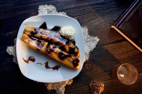 Kepti bananai su šokoladu ir ledais