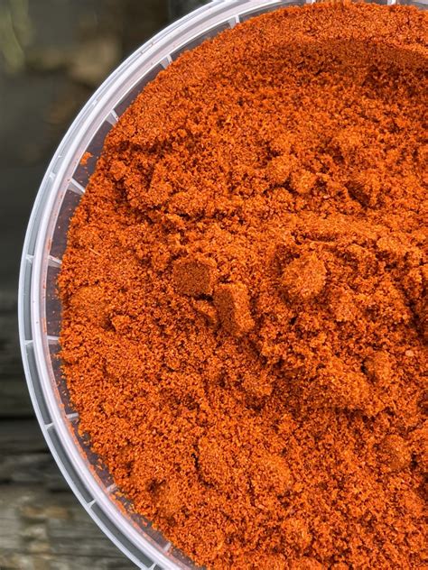 Įvairūs gryni prieskoniai mažose lėkštelėse: cinamonas, ciberžolė, paprika
