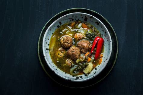 Azijietiška sriuba su kiaulienos kukuliais