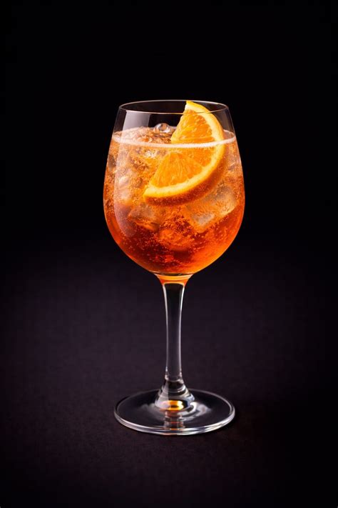 Aperol Spritz su apelsino griežinėliu ir ledukais