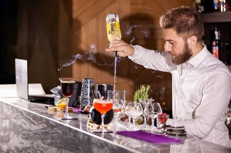 Barmenas ruošia kokteilius ir serviruoja