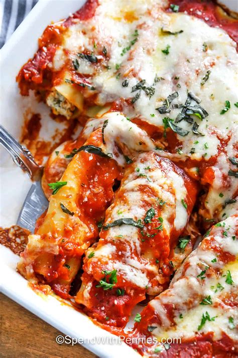 Įdarytų cannelloni makaronų patiekalas su padažu