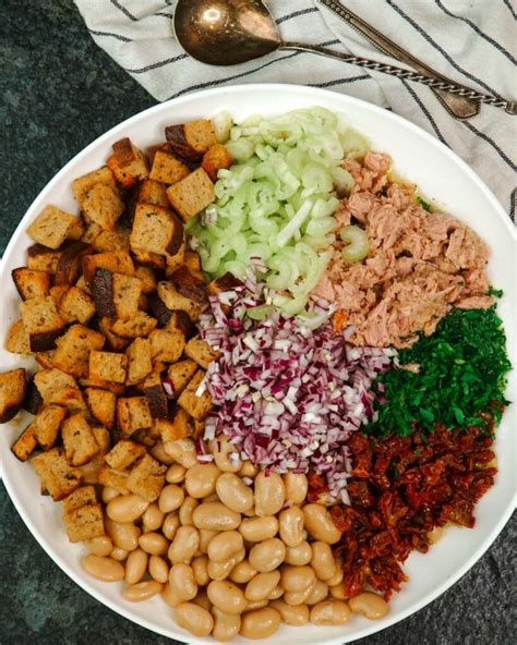 Tuno salotos ant ruginės duonos