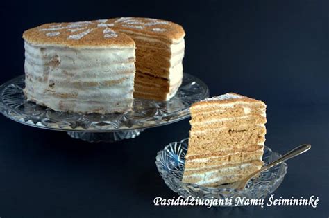 Medaus torto lakštų kepimas