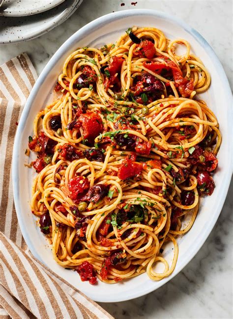 Pasta alla Puttanesca su alyvuogėmis ir kaparėliais