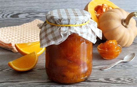 Lėkštė su blynais ir moliūgų uogiene