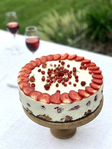 Braškių tortas su grietinėle ir sausainiais be kepimo