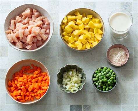 Ingredientai vištienos troškiniui su ryžiais