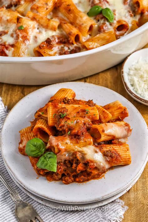 Strozzapreti su padažu lėkštėje