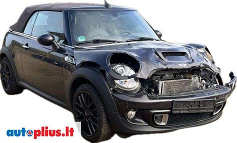 Ponas Bynas su savo automobiliu Mini Cooper ir meškiuku
