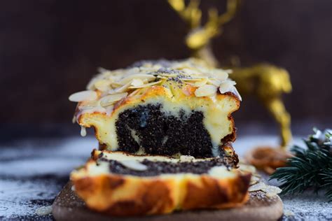 Aguonų pyragas ant šventinio stalo