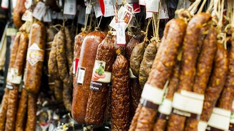 Turistai, degustuojantys lietuviškus mėsos gaminius ūkyje