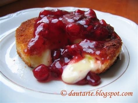 Keptas Camembert sūris su spanguolių džemu ir riešutais