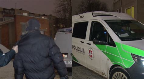 Moteris gamina pupusus gatvėje