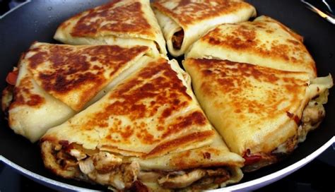 Pupusai su įdaru prieš kepimą