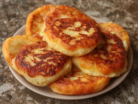 Paruošti pupusai ant lėkštės