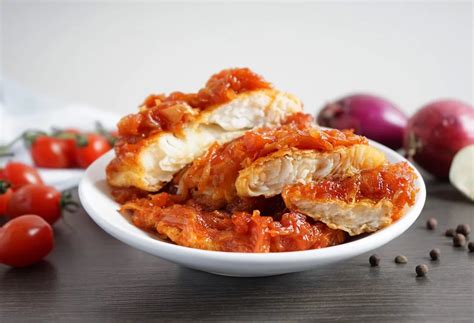 Kepta žuvis su česnakiniu padažu ir prieskoniais