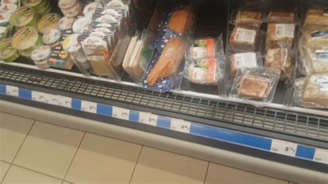 Šaldytų cepelinų pakuotė parduotuvės šaldytuve