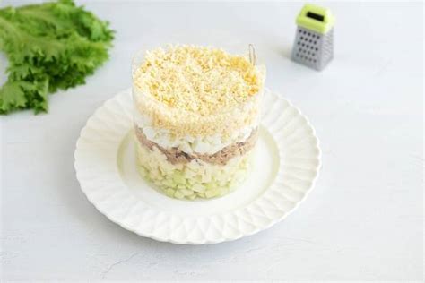 ingredientai sluoksniuotoms tuno salotoms