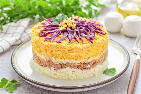 paruoštos sluoksniuotos tuno salotos