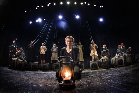 Scenos kadras iš spektaklio „Kvailių vakarienė“