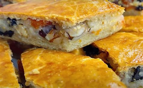 Lenkiškas pyragas Mazurek su riešutais ir džiovintais vaisiais