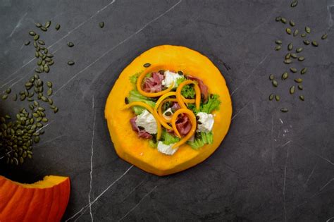 Nuotrauka su įdarytu ir iškeptuvės moliūgu