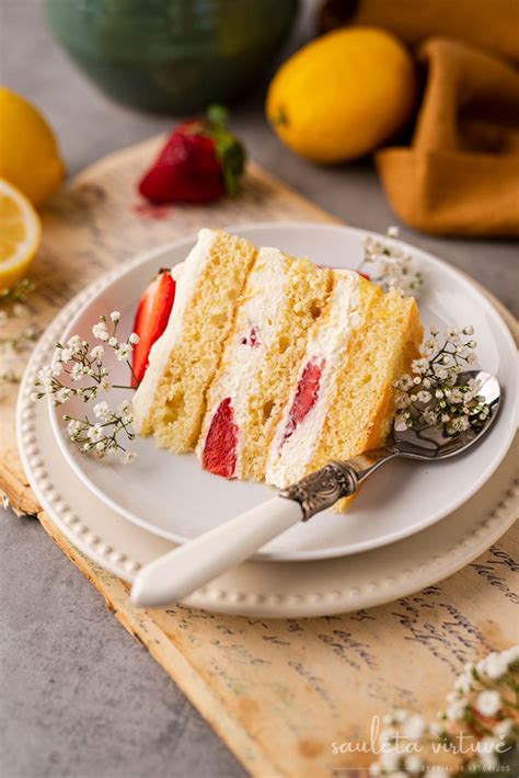 Biskvitinis tortas su braškėmis
