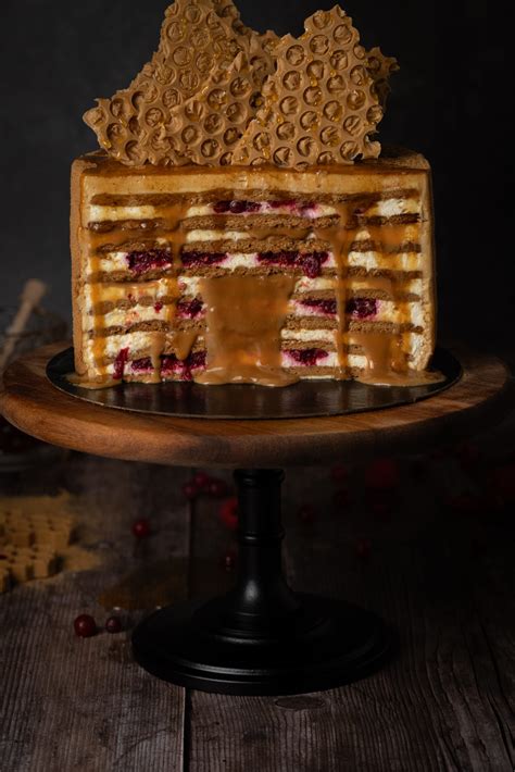 Medaus tortas su spanguolių kremu