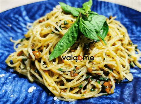 Spagečiai su pistacijų pesto ir Parmos kumpiu