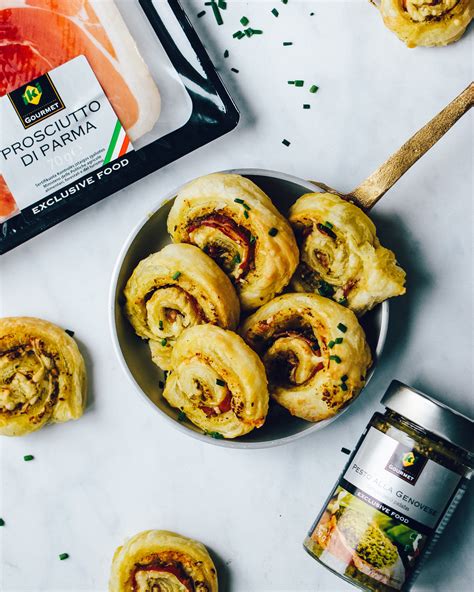 Sluoksniuotos tešlos suktinukai su pesto ir Prosciutto
