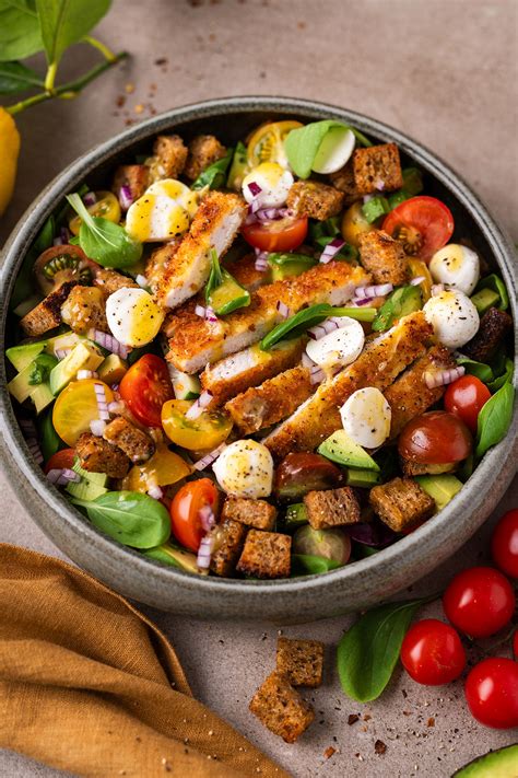 Šviežių daržovių ir vištienos salotos