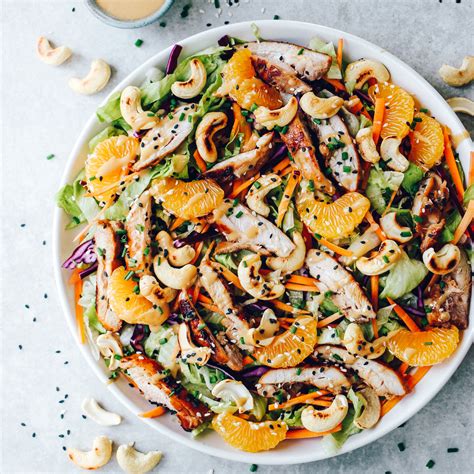 Azijietiškos vištienos salotos su daržovėmis