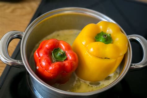Įdaryti pipirai puode prieš troškinimą